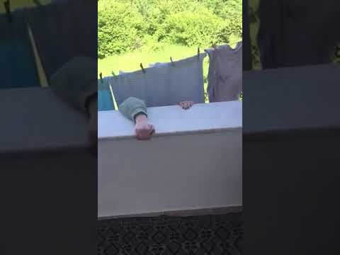 KIZ BALKONDAN DÜŞTÜ :)