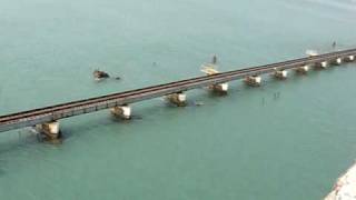 preview picture of video 'インド　ラーメシュワラムへの海上を走る鉄道3'