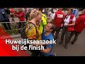 Een deelnemer vraagt zijn vriendin ten huwelijk tijdens de Eindhoven Marathon