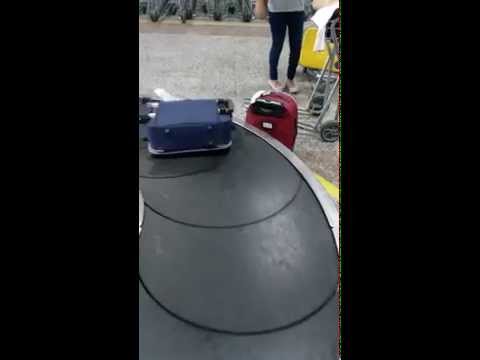 Pegando a mala no aeroporto.