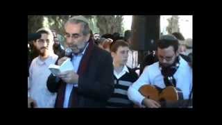 Shlomo Carlebach │Kadish שלמה קרליבך│ קדיש (הזמר והיוצר בנימין שטיינברג) - התמונה מוצגת ישירות מתוך אתר האינטרנט יוטיוב. זכויות היוצרים בתמונה שייכות ליוצרה. קישור קרדיט למקור התוכן נמצא בתוך דף הסרטון