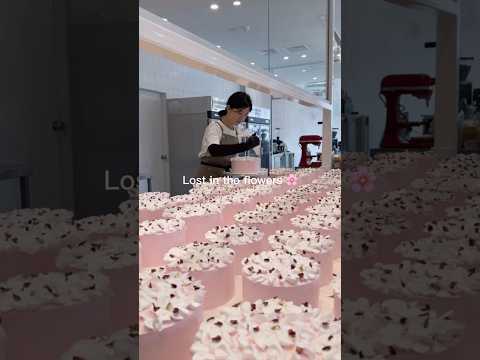 Lost in the flowers 🌸#cake #bakerslife #dessert #bakersworld #food #bakerlife #chiffoncake #baking