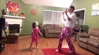 Tta tancuje s malou dcerou