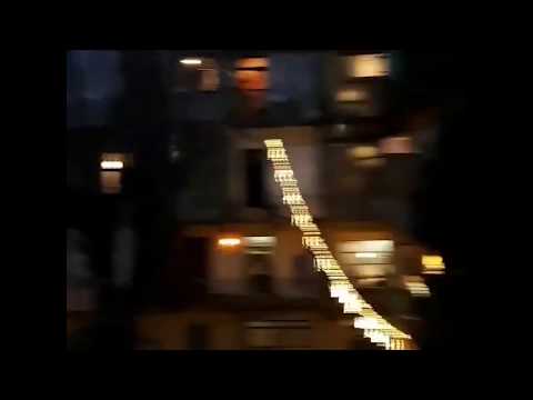 意大利人在都靈保持社區精神，在陽臺上組織 "開胃酒"｜ABC新聞網 (Italians in Turin keep community spirit alive, organizing "aperitivo" from balconies | ABC News)