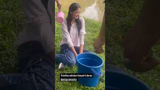 Download lagu Esta Pramanita Lagi Dimandiin Sebelum Syuting Nyebur Ke Kolam - BTS Sinetron Cinta Sedalam Rindu mp3