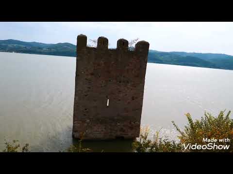 Prima surpriză pe care ți-o pregătește drumul spre Moldova Veche este ruina cetății Tricule.