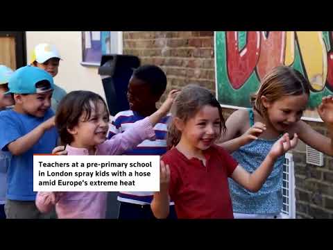 Trường học ở Anh xịt vòi rồng vào học sinh để làm mát (UK school sprays kids with hose to cool them down)