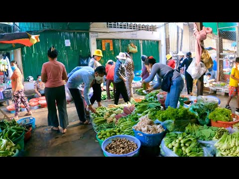 walking at wet market in Phnom Penh, Cambodian food tour 2021