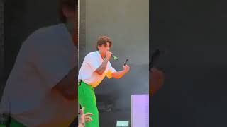 Rapçi #Çakal’a sahnede güneş gözlüğü fırlatıldı #shorts #magazin #magazinhaberleri