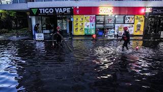 Santiago’da dolu, sel ve elektrik kesintileri yaşamı felç etti