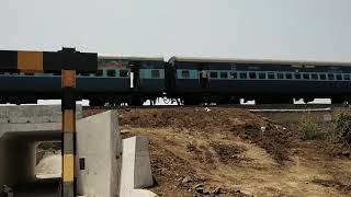 preview picture of video 'Jaipur bandra jaipur Aravali Express 19707'