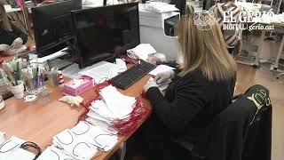 Un grup de voluntàries de Sant Feliu de Guíxols confecciona 1.000 mascaretes en un matí