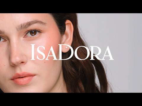 En kvinna sminkar sig med IsaDora Blush Stick.