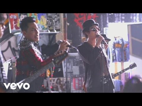 Bunkface, Amy Search - Rentak Laguku (Official Music Video)