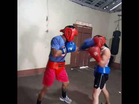 sparring de Carolina zeledon VS Holman Delgadillo, en la escuela de boxeo de Terrabona.