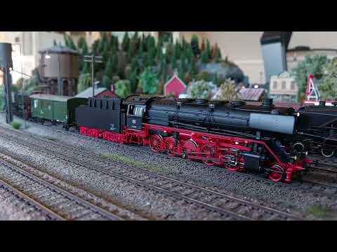 Brawa 44 508 mit Schwerlastwagen