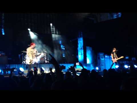 Calum forgetting lines during Kiss Me- 5SOS (Phoenix 11/13/14)