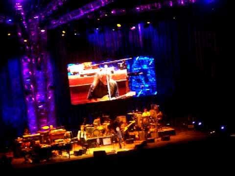 Simon & Garfunkel - Mrs. Robinson (Live 2009)