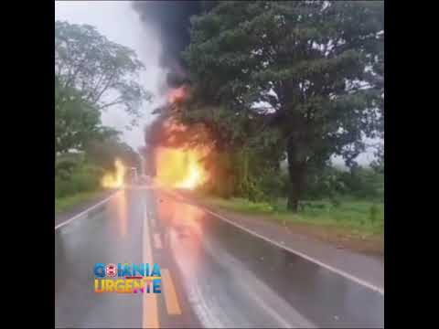Carreta com combustível tomba, pega fogo na rodovia entre São Luís de Montes Belos a Israelândia