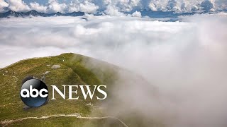 Blowing clouds, Afghan refugees arrive, sheep form a heart: World in Photos, Aug. 26