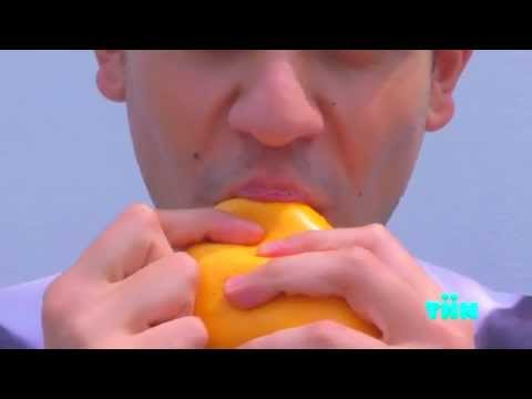 Qriosos - Forma correcta de comer un mango (Y tú... ¿qué harías?)
