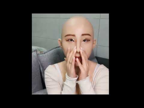 Come and see, the young lady is wearing a silicone mask.戴上人皮面具玩