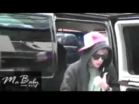 111002 Junhyung getting out of the van