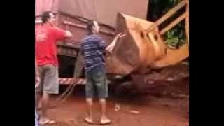 preview picture of video 'Bitrem cai no buraco em uma Rua de Ângulo Pr'