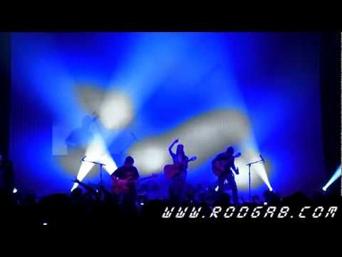 Robert Trujillo from Metallica jams with Rodrigo Y Gabriela in Chicago