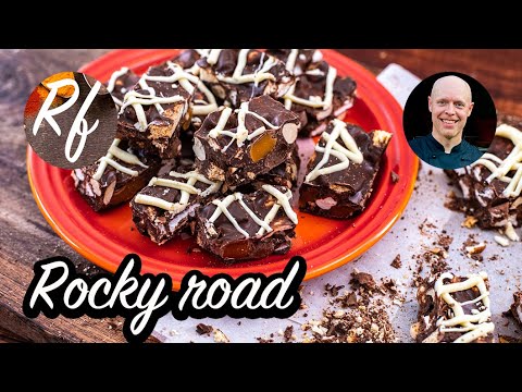 Min variant på Rocky road godis med smält choklad, jordnötter, marshmallows, kola, kex och vit choklad.>
