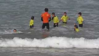 preview picture of video 'Aula de surf para crianças (surf lesson for kids)'