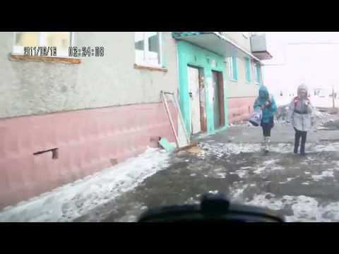 Dziewczynka wali głową w samochód