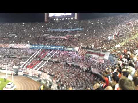 "Boca no tiene marido, Boca no tiene mujer..." Barra: Los Borrachos del Tablón • Club: River Plate