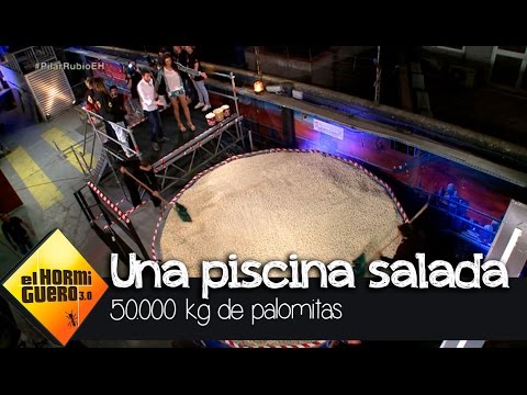 Pilar Rubio y Pablo Motos se sumergen en una piscina de palomitas - El Hormiguero 3.0