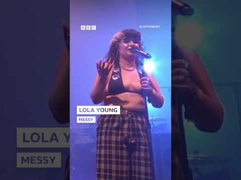 It wouldn't be a Lola Young set at Glasto without Messy... 💖⁣
