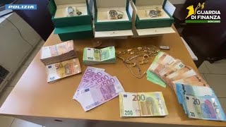 Bergamo, l'indagine sugli investimenti abusivi: sequestrati Rolex, gioielli, soldi e una pistola