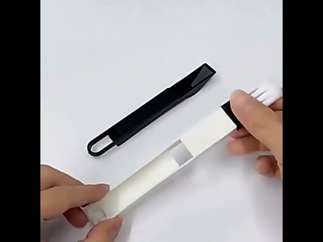 فرشة تنظيف صغيرة للنوافذ والأجزاء الضيقة لإزالة الأوساخ المتراكمة