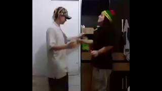 Casal viraliza dançando Palante