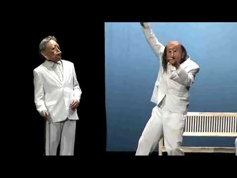 Tre giovani finti Vecchietti che fanno uno show ginnico a suon di musica.