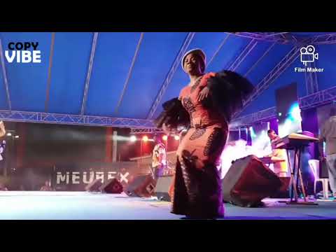 Mercy Chinwo & Chioma Jesus shaku shaku Dance challenge on the  stage