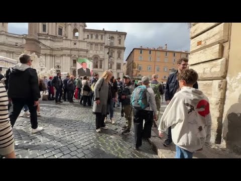 Sì a Riforma giustizia, flashmob Forza Italia con gigantografia Silvio Berlusconi a Piazza Navona