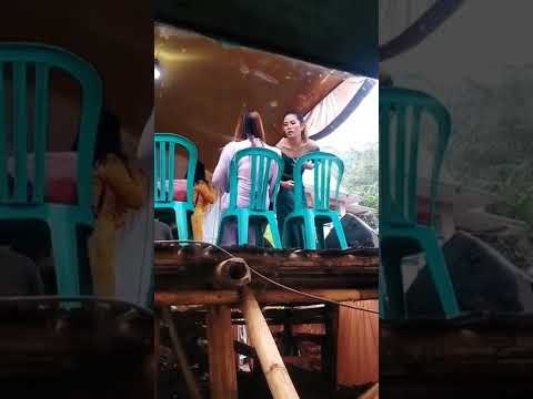 ada-yang-lagi-buka-buka-nih