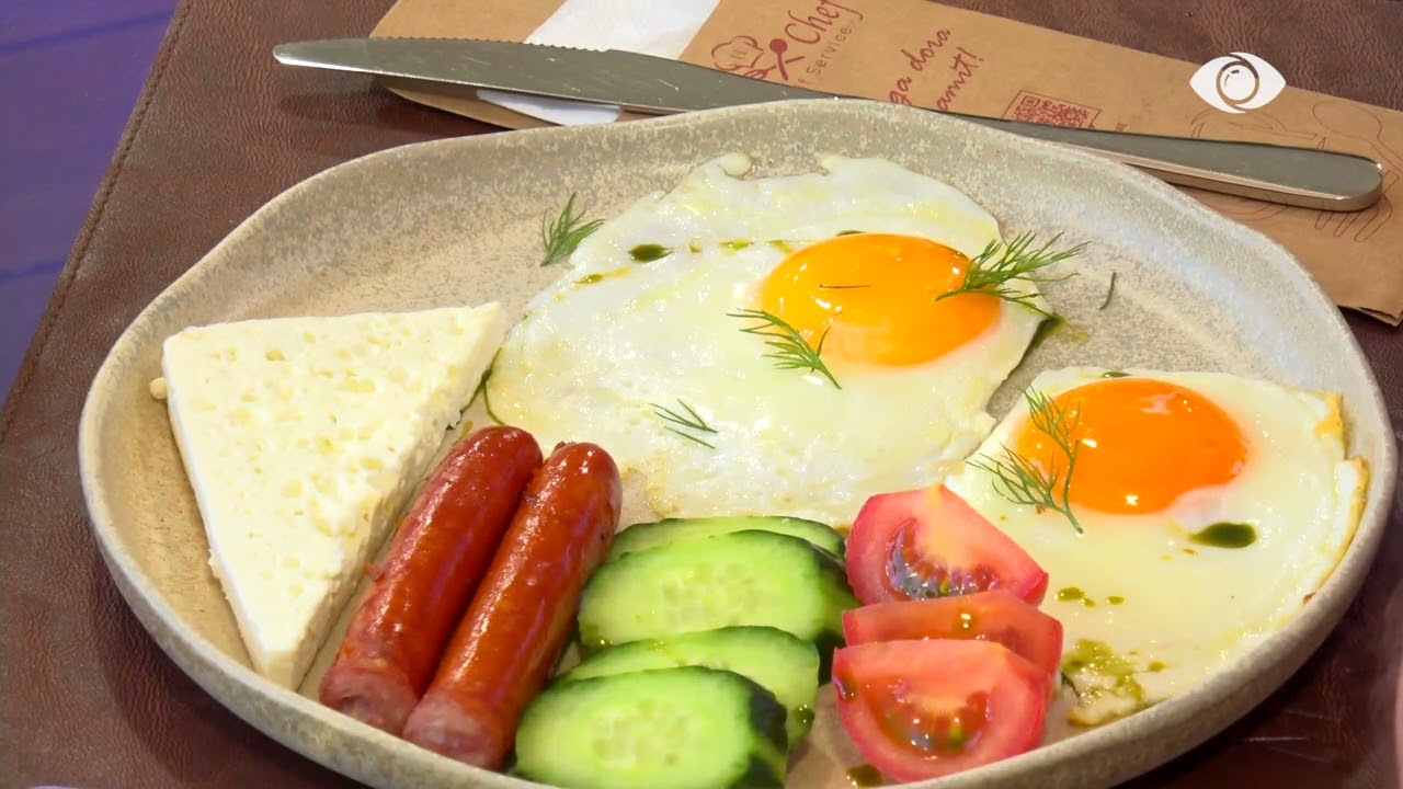 Banorët dalin në oborr për të konsumuar mëngjesin