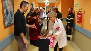 vigili-del-fuoco-e-befana-dai-bambini-della-pediatria