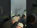 Politie zet waterkanonnen in om demonstranten van snelweg te halen | #shorts
