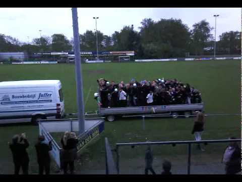 Zwart-Wit '63 op de platte kar na de behaalde promotie