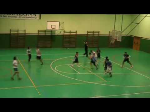 Partido de baloncesto 2 entre profesores del instituto Tubalcain y jugadores de baloncesto