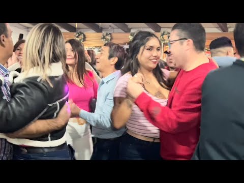 TREMENDO CORRIDO PARIENTE - Linda y hermosa gente bailando  al estilo de LOS MANANTIALES -  CHILE