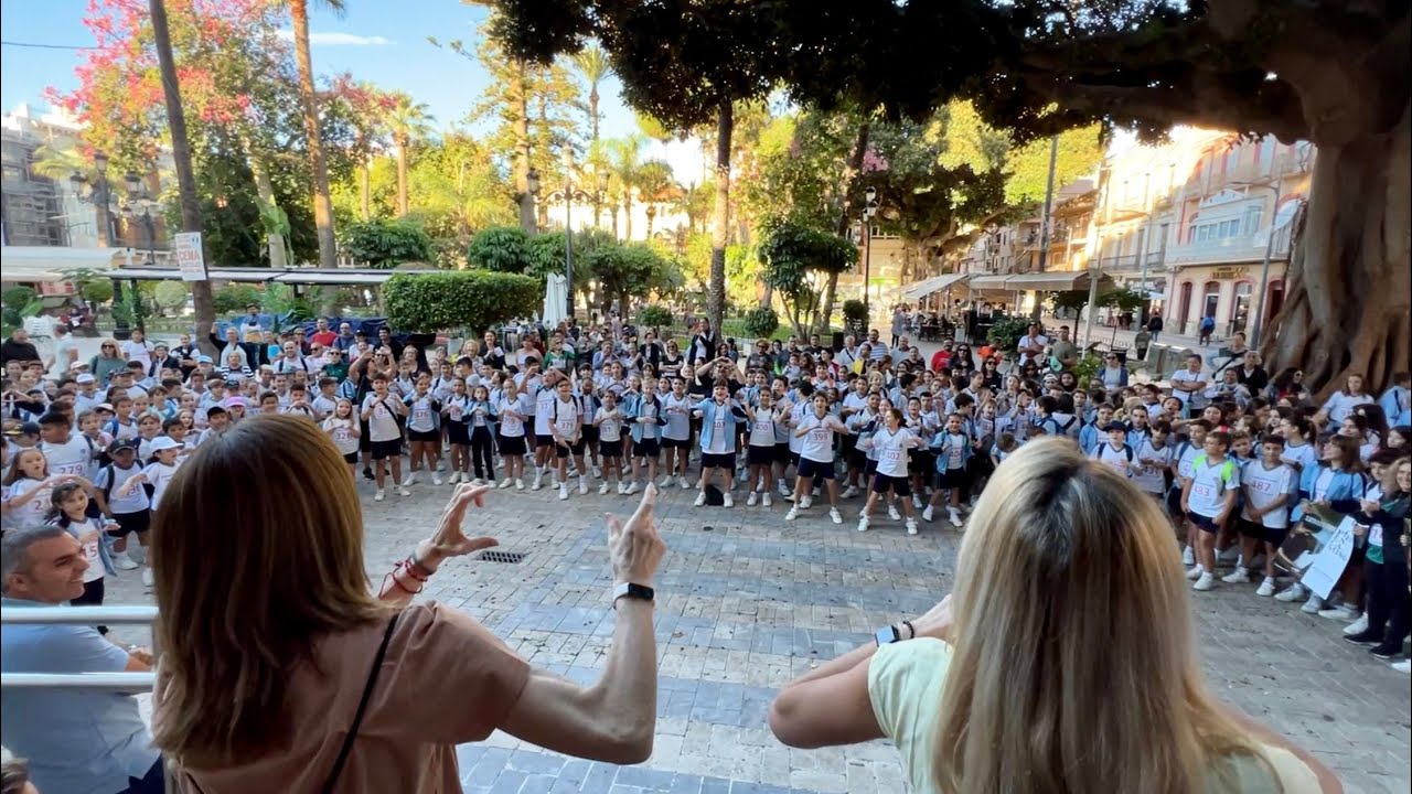 Los alumnos del CEIP María Inmaculada homenajean a los misioneros en la Plaza de España de Águilas