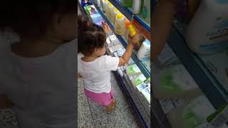 Fazer compras com criança é assim, Maitê virando o guanabara de cabeça para baixo. parte 12